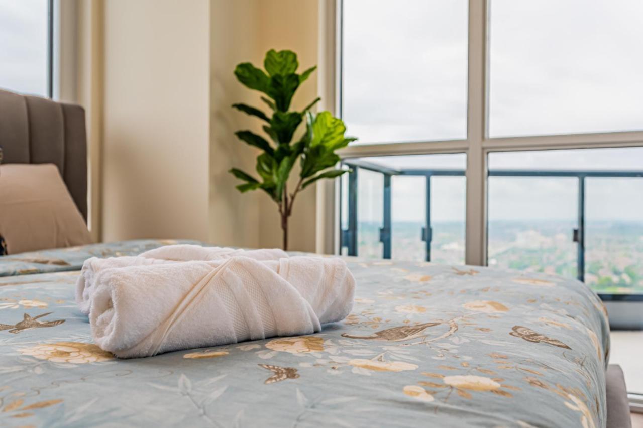 Amazing 3 Bed 4 Bath Penthouse With Roof Top Terrace Close To Airport 미시소거 외부 사진